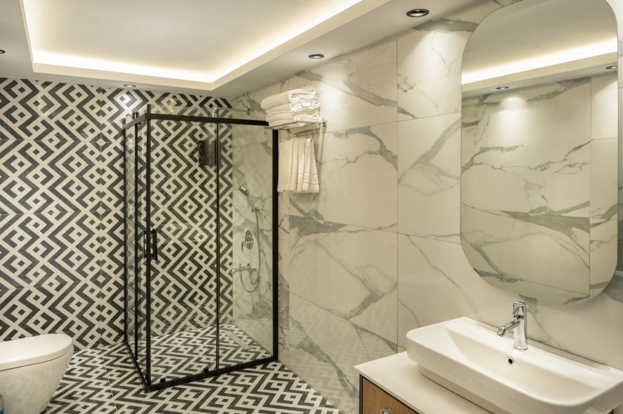 Yeşilton Hotel desenli seramikli modern oda banyosu