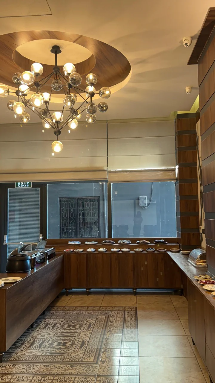 Yeşilton Hotel kahvaltı salonundaki açık büfe sunumu