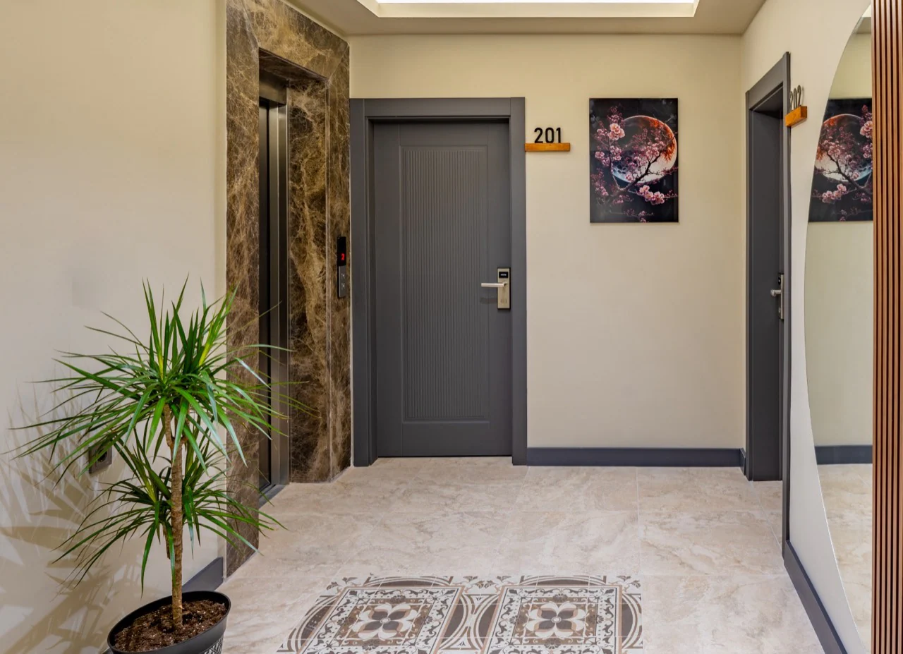 Yeşilton Hotel asansörlü aydınlık oda koridoru