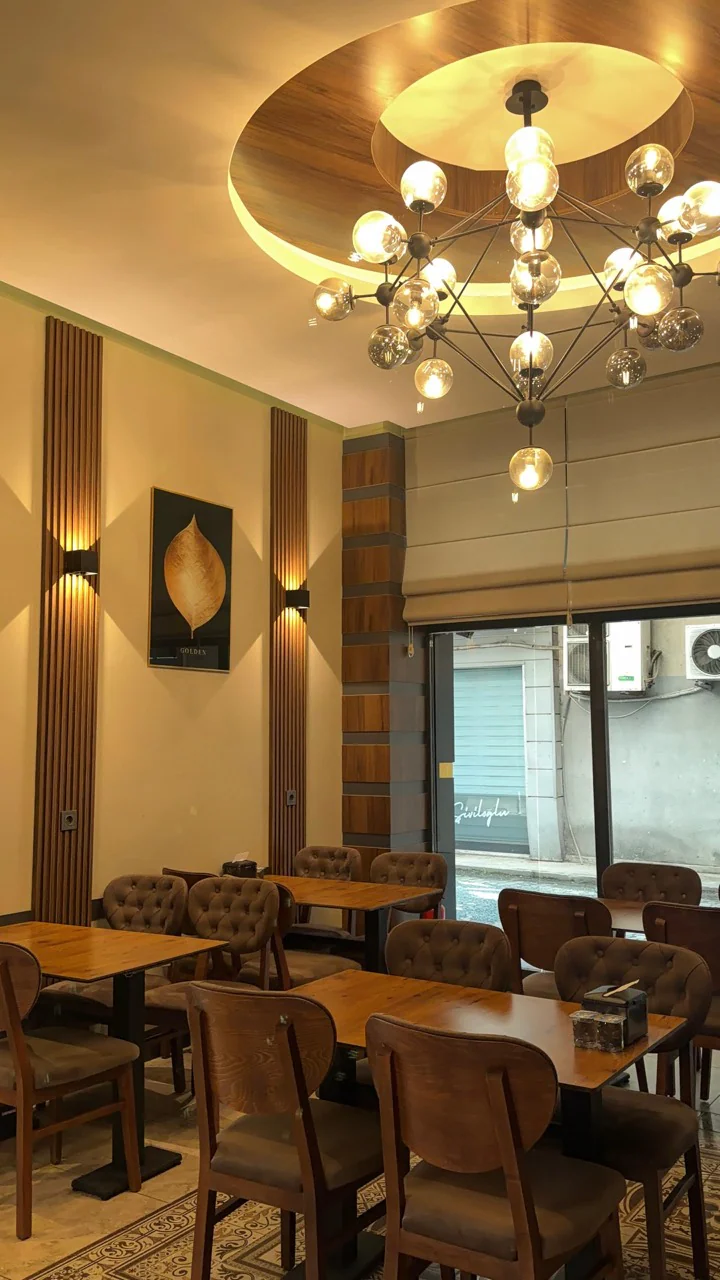 Yeşilton Hotel sıcak aydınlatmalı kahvaltı ve yemek salonu